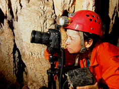 Carole photographing in cave - Photo Olivier Testa